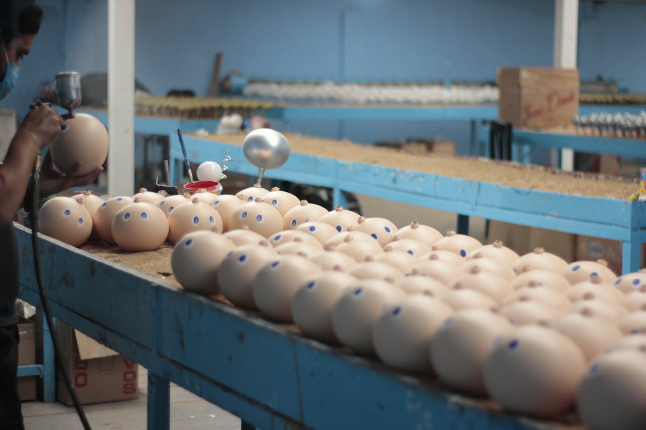 expertise-01 Handcrafted Christmas spheres being painted in a Chignahuapan workshop.